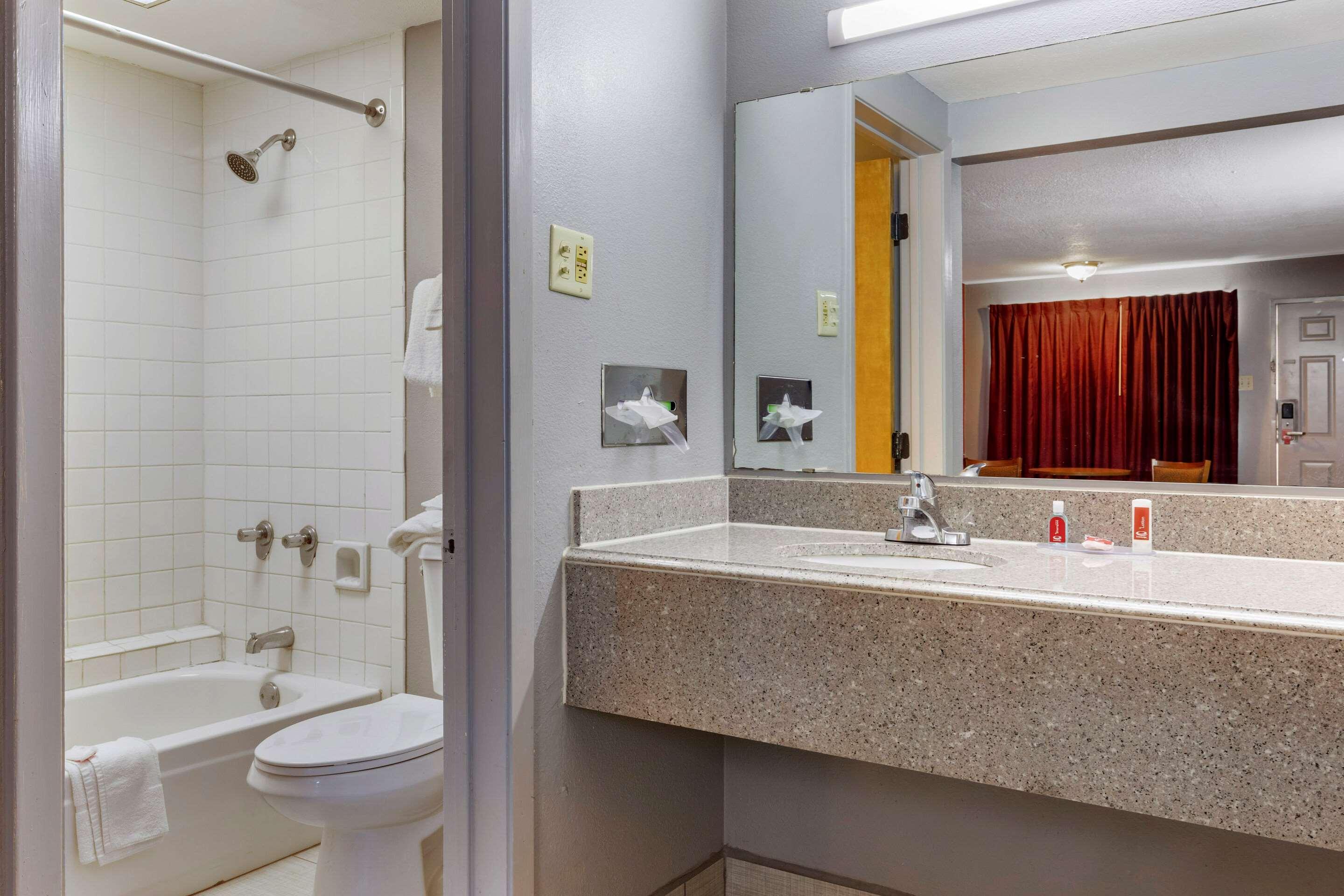 Econo Lodge Wichita Falls Downtown Екстер'єр фото